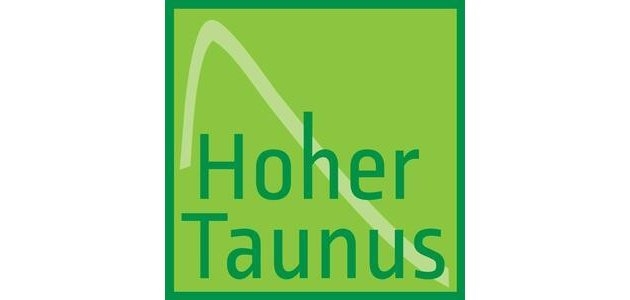 Das Logo der LEADER-Region Hoher Taunus besteht aus dem Schriftzug Hoher Taunus in dunkelgrüner Schrift auf hellgrünem Hintergrund. Außerdem wird durch einen hellen Strich ein Berg angedeutet.