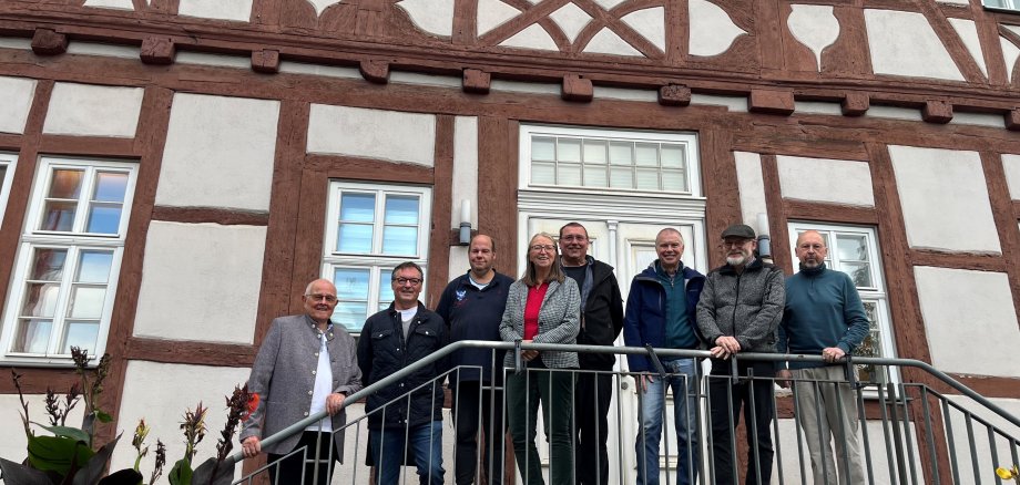 Die Stadtführerinnen und Stadtführer stehen auf der Treppe vor dem Usinger Rathaus.